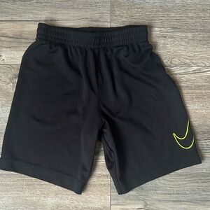 Nike little kids black basketball shorts with neon check boys size 5 6